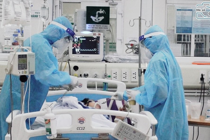 Điều trị bệnh nhân mắc COVID-19. Ảnh: Đặng Thanh.