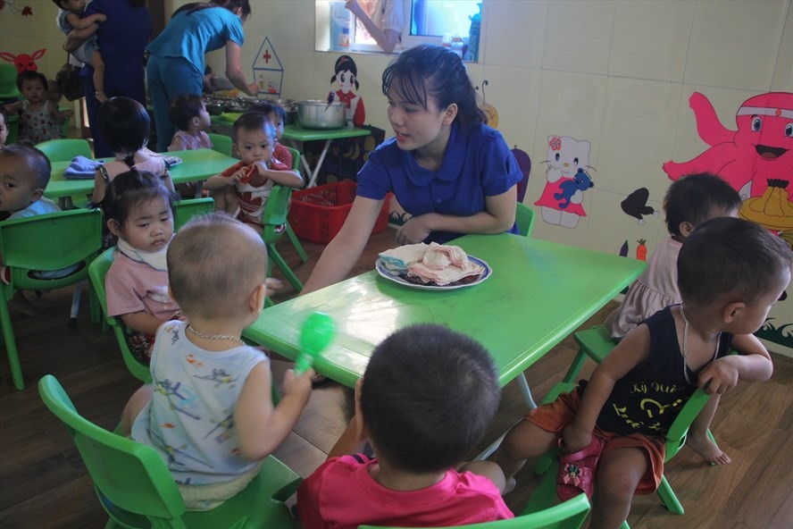 Giáo viên mầm non Nghệ An chặm sóc trẻ. Ảnh: Thái Hòa