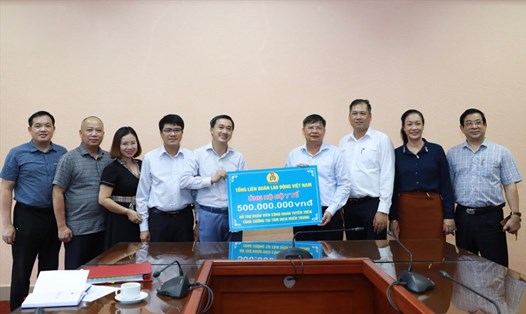 Lãnh đạo Tổng Liên đoàn Lao động Việt Nam trao tiền hỗ trợ tới Bộ Y tế. Ảnh: Hải Nguyễn.