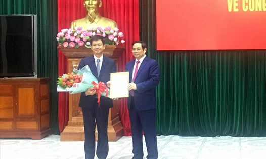 Ông Phạm Minh Chính - Ủy viên Bộ Chính trị, Bí thư Trung ương Đảng, Trưởng Ban Tổ chức Trung ương dự trao quyết định cho ông Lê Quang Tùng. Ảnh: NL.