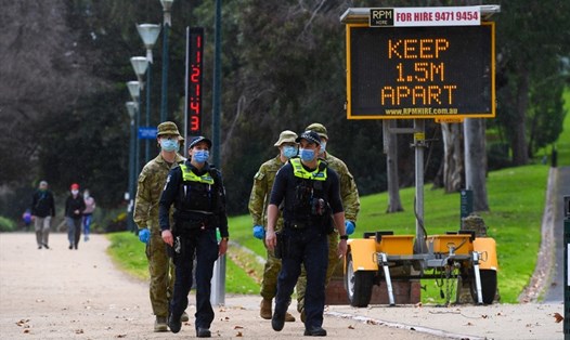 Cảnh sát và binh sĩ tuần tra đường phố ở Melbourne, Australia hôm 4.8. Ảnh: AFP.