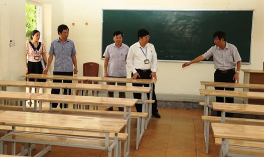 Lãnh đạo Sở GD-ĐT tỉnh Ninh Bình kiểm tra công tác chuẩn bị cho kỳ thi tốt nghiệp THPT tại các trường THPT trên địa bàn tỉnh Ninh Bình. Ảnh: NT