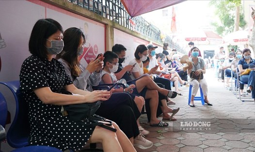 Nhiều người từ Đà Nẵng trở về Hà Nội đi test nhanh COVID-19. Ảnh: Phạm Đông