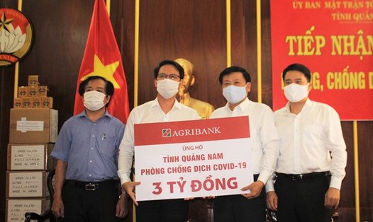 Ngân hàng NN-PTNT Việt Nam chi nhất Quảng Nam ủng hộ 3 tỉ đồng. Ảnh: Chí Đại