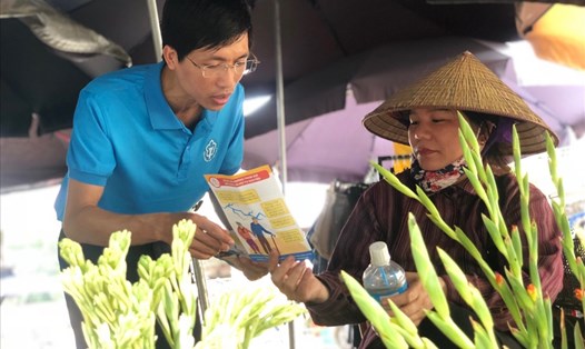 Cán bộ Bảo hiểm xã hội Việt Nam tuyên truyền đến người dân những chính sách về BHXH tự nguyện. Ảnh: Hà Anh
