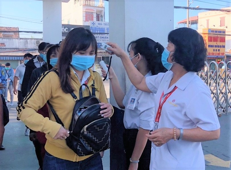Công ty Samho Việt Nam (TPHCM) vẫn duy trì việc đo thân nhiệt cho người lao động trước khi vào làm việc. Ảnh: Đức Long
