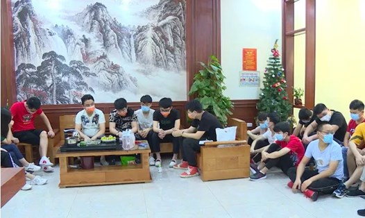 Lực lượng chức năng kiểm tra, phát hiện 20 người Trung quốc nhập cảnh trái phép. Ảnh: Công an Bắc Ninh