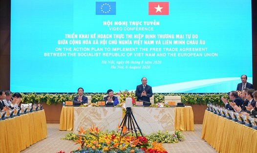 Thủ tướng chào mừng các đại biểu dự Hội nghị. Ảnh: VGP/Quang Hiếu