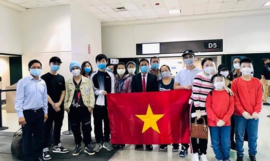 Công dân Việt Nam từ Houston, Mỹ, về nước. Ảnh: Bộ Ngoại giao
