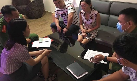 Kiểm tra nhóm người Trung Quốc nhập cảnh trái phép vào Đà Nẵng. Ảnh: T.S