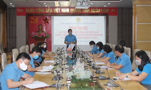 LĐLĐ TP.Hải Phòng hỗ trợ 400 triệu đồng CNVCLĐ TP Đà Nẵng, tỉnh Quảng Nam. Ảnh Mai Dung