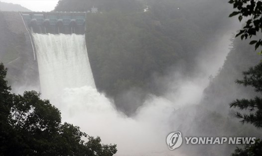 Đập trên sông Soyang, tỉnh Gangwon, xả nước lần đầu tiên sau 3 năm bởi mực nước dâng cao do các trận mưa lớn. Ảnh: Yonhap