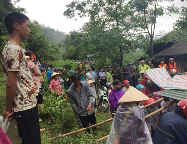 Lực lượng chức năng, chính quyền địa phương và người dân đưa nạn nhân về nhà lo hậu sự. Ảnh: Người dân cung cấp