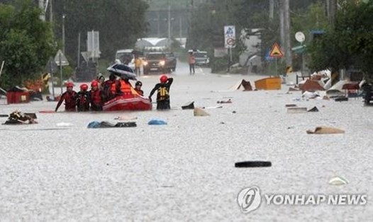 Cư dân của một ngôi làng ở Cheorwon, Gangwon, sơ tán trên một chiếc thuyền vào ngày 5.8. Ảnh: Yonhap