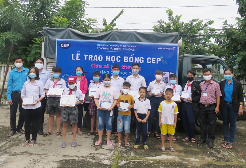 Trao quà cho học sinh là con người lao động tỉnh Bến Tre. Ảnh: T.Q