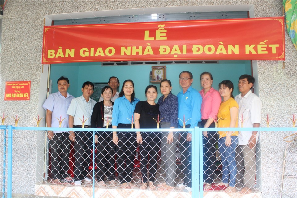 Lễ trao nhà Đại đoàn kết cho chị Dương Thị Thơ, hộ cận nghèo ngụ ấp 2, xã Mỹ Ngãi.Ảnh: Trung Hiếu