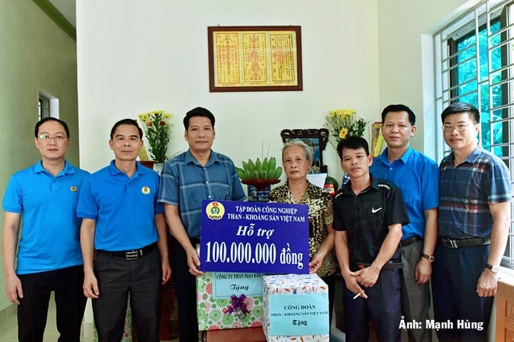 Phó chủ tịch Công đoàn TKV Phạm Hồng Hạnh trao kinh phí hỗ trợ tới gia đình bà Én. Ảnh: Văn Tiến.