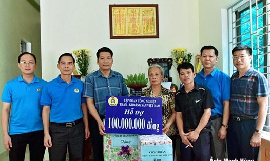 Phó chủ tịch Công đoàn TKV Phạm Hồng Hạnh trao kinh phí hỗ trợ tới gia đình bà Én. Ảnh: Văn Tiến.