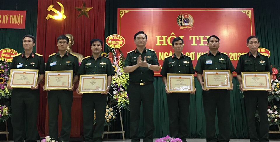 Thiếu tướng Trần Duy Hưng (thứ 4 từ phải sang) - Chính ủy Tổng cục Kĩ thuật - trao thưởng cho các tập thể. Ảnh: Hải Anh