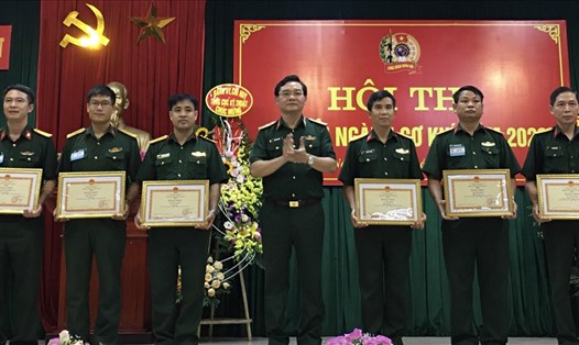 Thiếu tướng Trần Duy Hưng (thứ 4 từ phải sang) - Chính ủy Tổng cục Kĩ thuật - trao thưởng cho các tập thể. Ảnh: Hải Anh