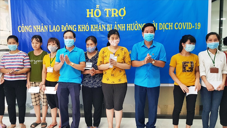Đại diện lãnh đạo LĐLĐ tỉnh Ninh Bình tặng quà cho CNLĐ có hoàn cảnh khó khăn bị ảnh hưởng bởi dịch COVID-19. Ảnh: NT