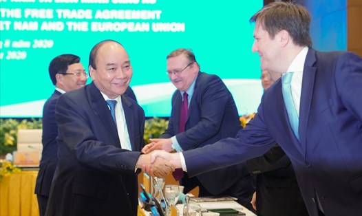 Thủ tướng Nguyễn Xuân Phúc chào mừng các vị khách quốc tế tại Hội nghị trực tuyến với chủ đề “Triển khai Kế hoạch thực thi Hiệp định thương mại tự do Việt Nam - EU (EVFTA)” ngày 6.8. Ảnh: VGP
