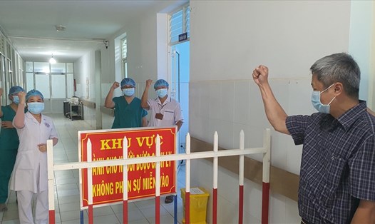 Thứ trưởng Bộ Y tế Nguyễn Trường Sơn động viên cán bộ y tế chăm sóc bệnh nhân COVID-19 tại khu điều trị cách ly Trung tâm y tế dự phòng Bình Sơn cơ sở 2, tỉnh Quảng Ngãi. Ảnh: Tuấn Dũng.