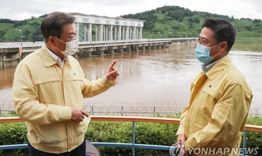 Tổng thống Moon Jae-in thăm đập Gunnam trên sông Imjin chảy qua biên giới liên Triều hôm 6.8. Ảnh: Yonhap