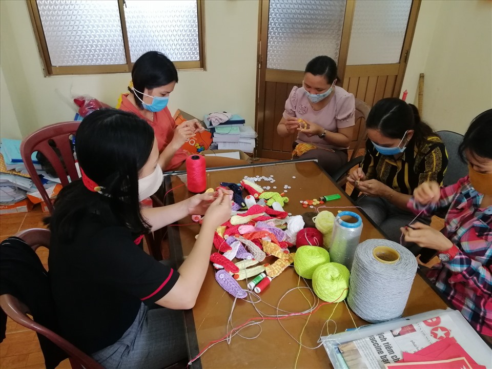 Đoàn viên công đoàn làm tai giả tặng các chiến sỹ làm nhiệm vụ ở tuyến đầu phòng chống COVID-19