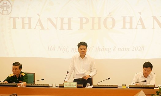 Chủ tịch UBND TP Hà Nội Nguyễn Đức Chung báo cáo tại đầu cầu Hà Nội. Ảnh: Việt An