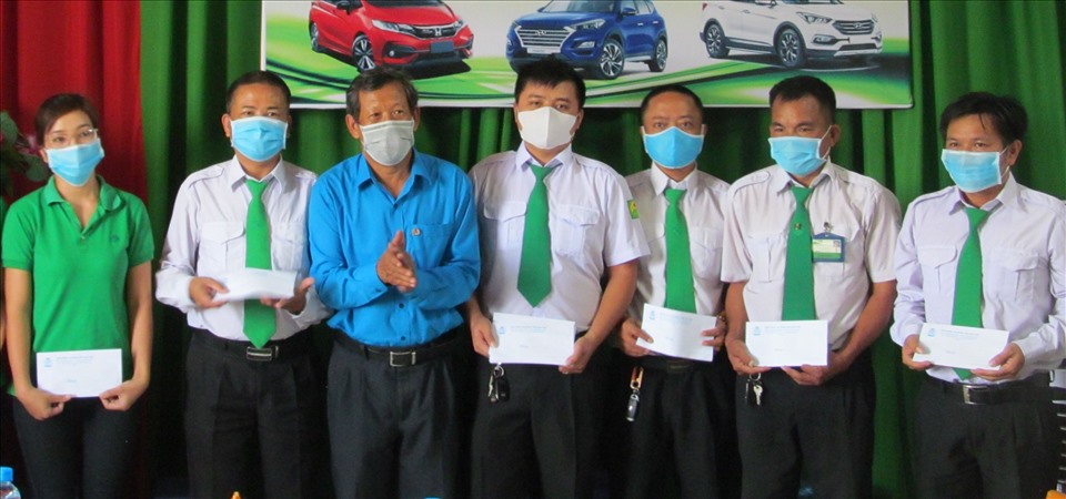 LĐLĐ tỉnh Kon Tum trao quà hỗ trợ cho đoàn viên bị ảnh hưởng bởi dịch COVID-19. Ảnh: Thanh Hoa.