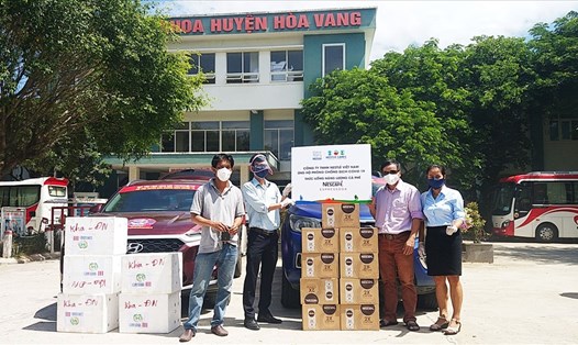 Chương trình "Vạn ly cà phê, vạn quả cam tươi" trao quà hỗ trợ đến y bác sĩ Bệnh viện dã chiến Hòa Vang- nơi thu dung, điều trị bệnh nhân SARS-CoV-2 của Đà Nẵng. (ảnh T.B)