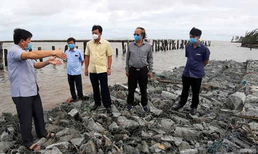 Lãnh đạo tỉnh Cà Mau kiểm tra thực tế sạt lở đê biển Tây (ảnh Nhật Hồ)