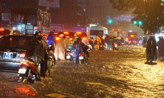 Đường Đinh Bộ Lĩnh (quận Bình Thạnh) TPHCM ngập nặng trong cơn mưa lớn tối ngày 6.8. Ảnh: Minh Quân