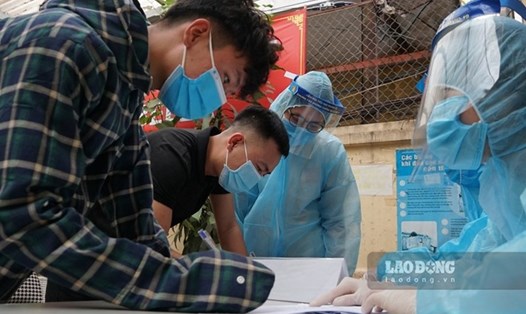 Người dân đăng ký test nhanh COVID-19 ở Hà Nội. Ảnh: Lao Động