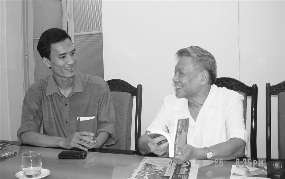 Nguyên Tổng Bí thư Lê Khả Phiêu (phải) trong cuộc trả lời phỏng vấn nhân 60 năm ngày thành lập Nước (1945-2005).