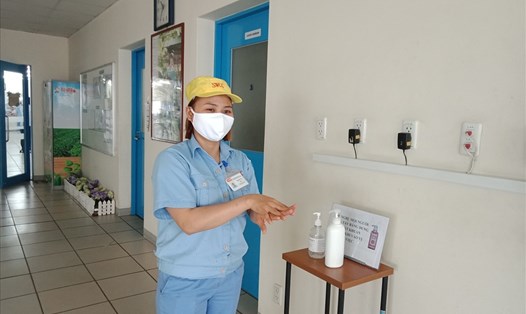 Công nhân Nguyễn Thị Dịu - Công ty TNHH SWCC Showa Việt Nam rửa tay sát khuẩn trước khi ăn ca. Ảnh: Dương Ánh