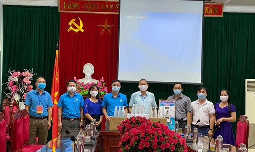 Công đoàn Giáo dục tỉnh Thái Nguyên phối hợp Trường Đại học Kỹ thuật Công nghiệp, Đại học Thái Nguyên hỗ trợ máy đo thân nhiệt tự động cho một số điểm thi tốt nghiệp THPT trong tỉnh. Ảnh: NTCC