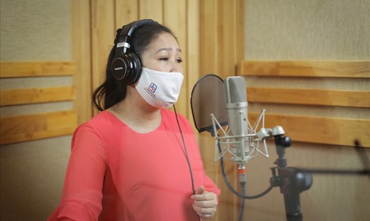 NSND Hồng Vân hát ca khúc trong dự án của Nguyễn Văn Chung. Ảnh: NSCC