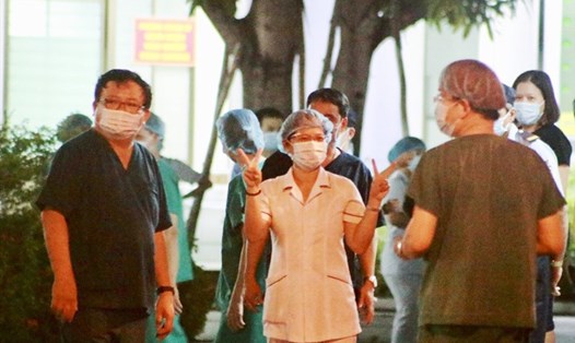 Y bác sĩ Bệnh viện C Đà Nẵng vui mừng trong thời điểm được dỡ cách ly. Ảnh: Thuỳ Trang