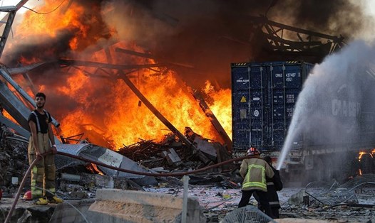 Những người lính cứu hỏa đang dập lửa tại vụ nổ ở Beirut, Lebanon. Ảnh: AFP.
