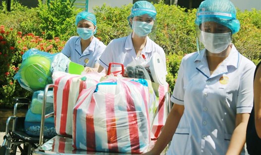 Y bác sĩ Bệnh viện C Đà Nẵng tiễn các bệnh nhân ra về sau lệnh cách ly. Ảnh: Trần Thùy