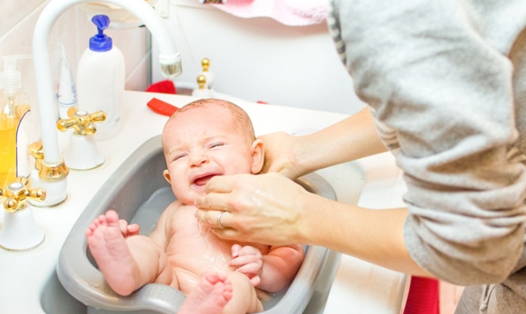 Lựa chọn thời điểm tắm phù hợp để giúp con khỏe mạnh hơn. Ảnh nguồn: Pixabay.