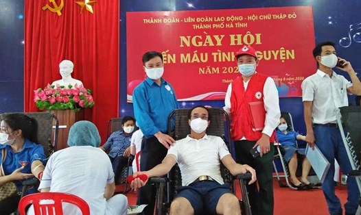 Ngày hội hiến máu tình nguyện năm 2020 do LĐLĐ thành phố Hà Tĩnh phối hợp tổ chức sáng 8.8. Ảnh: CĐ.