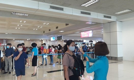 Đo thân nhiệt hành khách tại sân bay Nội Bài. Ảnh ĐT