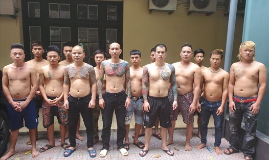 Phú Lê (hàng đầu, thứ 4 từ trái qua) cùng nhóm đàn em tại trụ sở công an. Ảnh: Việt Hưng.