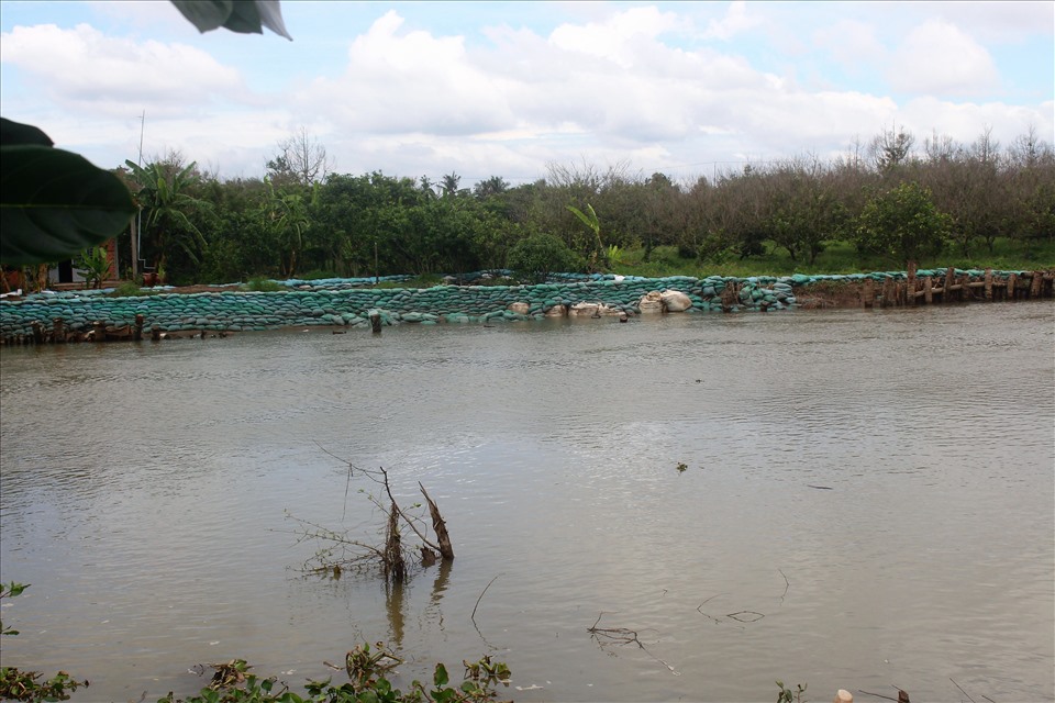 Hiện trường vụ sạt lở hai bờ sông Ba Lai do đơn vị thi công tháo dỡ đập tạm. Ảnh: Thanh Huyền