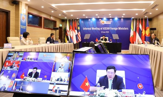Ngày 24.6, Phó Thủ tướng, Bộ trưởng Ngoại giao Phạm Bình Minh chủ trì hội nghị không chính thức Bộ trưởng Ngoại giao ASEAN tại Hà Nội. Ảnh: Bộ Ngoại giao.