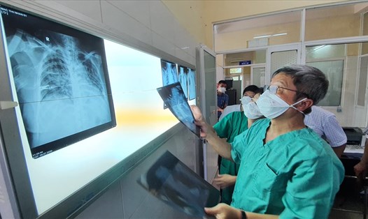 Thứ trưởng Bộ Y tế Nguyễn Trường Sơn kiểm tra công tác điều trị bệnh nhân COVID-19 tại Bệnh viện Phổi Đà Nẵng. Ảnh: Tuấn Dũng.