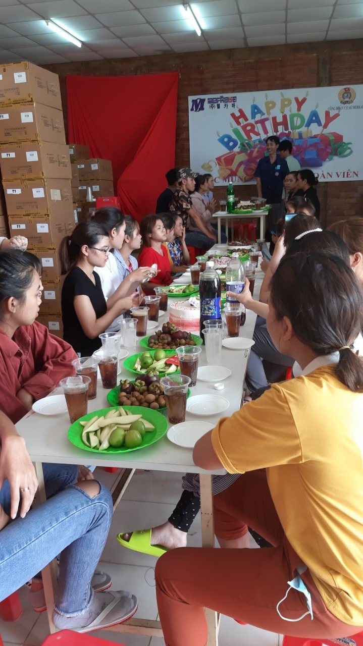 Ban chấp hành CĐCS tổ chức sinh nhật cho đoàn viên. Ảnh Đức Thiêm
